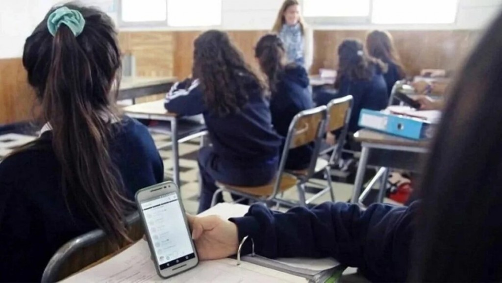 Celulares en el aula: cómo resuelven los colegios privados un desafío cada vez más complejo