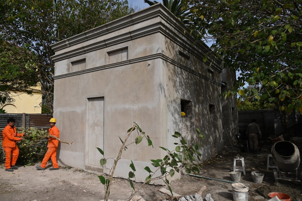 Avanza la obra de remodelación de los baños públicos de Carlos Keen