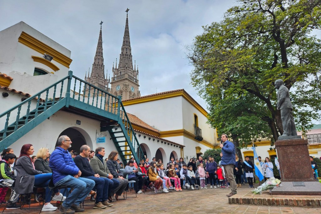 Se realizó un acto en homenaje a Enrique Udaondo