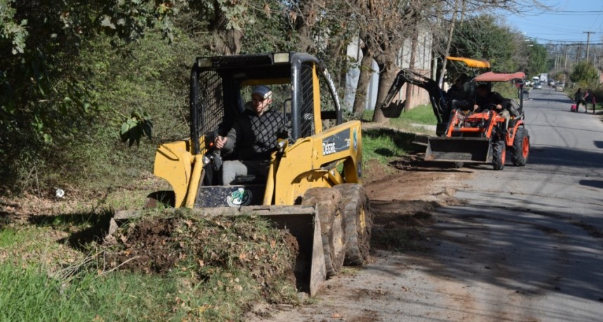 Trabajos de limpieza y mantenimiento de pluviales en barrios de Luján 
