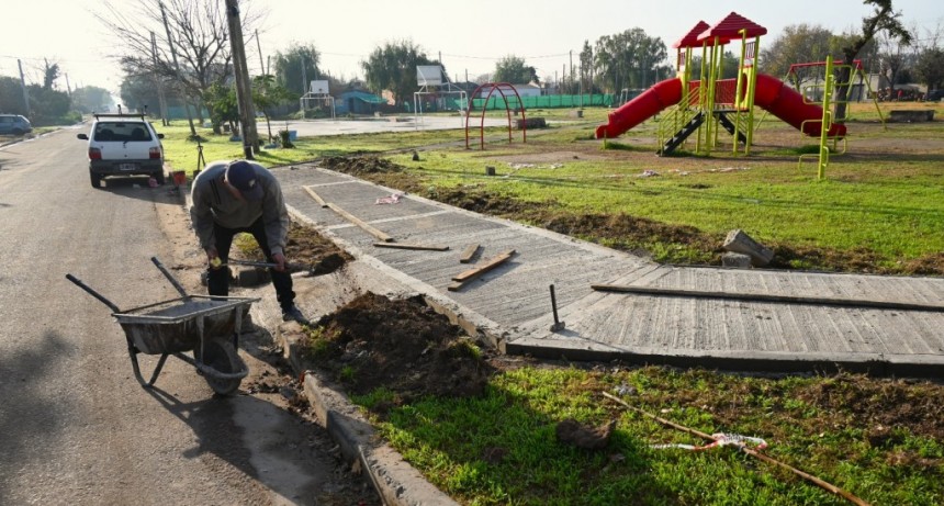 Construcción de veredas en la plaza del barrio Ameghino