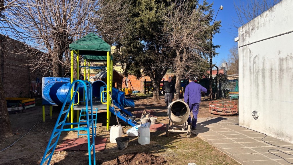 Infancias felices: Se continúan instalando juegos infantiles en jardines del distrito