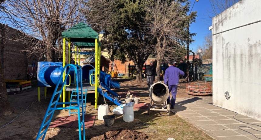 Infancias felices: Se continúan instalando juegos infantiles en jardines del distrito