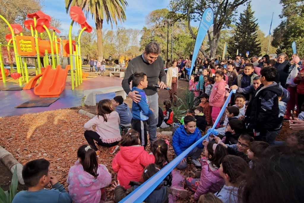 El Intendente inauguró los nuevos juegos infantiles de la plaza de Open Door 