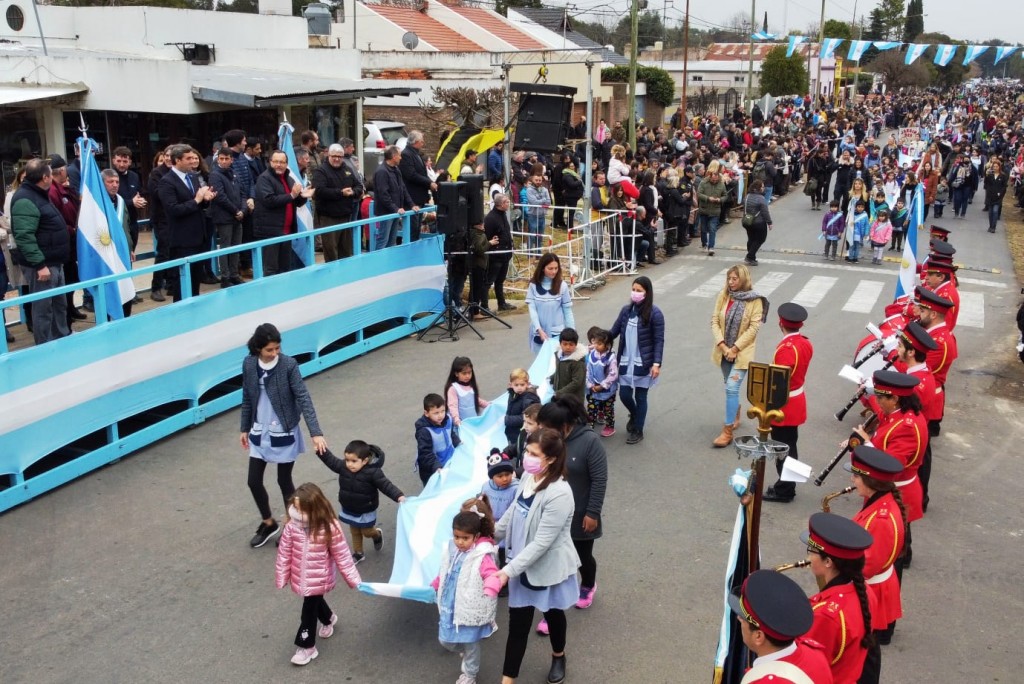 Se realizó en Jáuregui el tradicional desfile para celebrar el 9 de Julio
