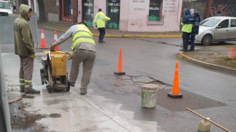 Trabajos de reconstrucción de pavimento en calle Mitre