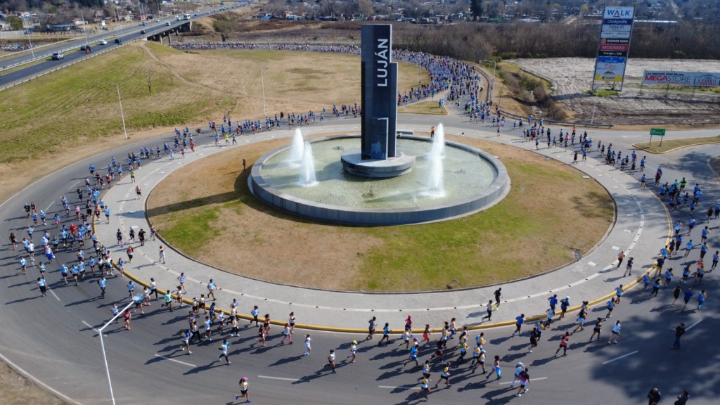 Miles de corredores disfrutaron de la media maratón de la Virgen de Luján