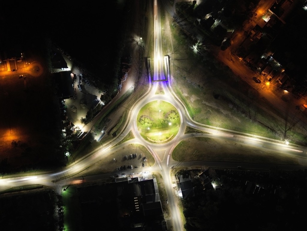 Más iluminación en barrios: refuerzo de luminarias en La Rotonda de Los Trabajadores
