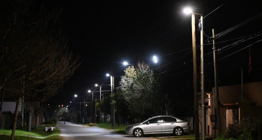 Barrios más iluminados y seguros: avanza la cobertura total con luces LED