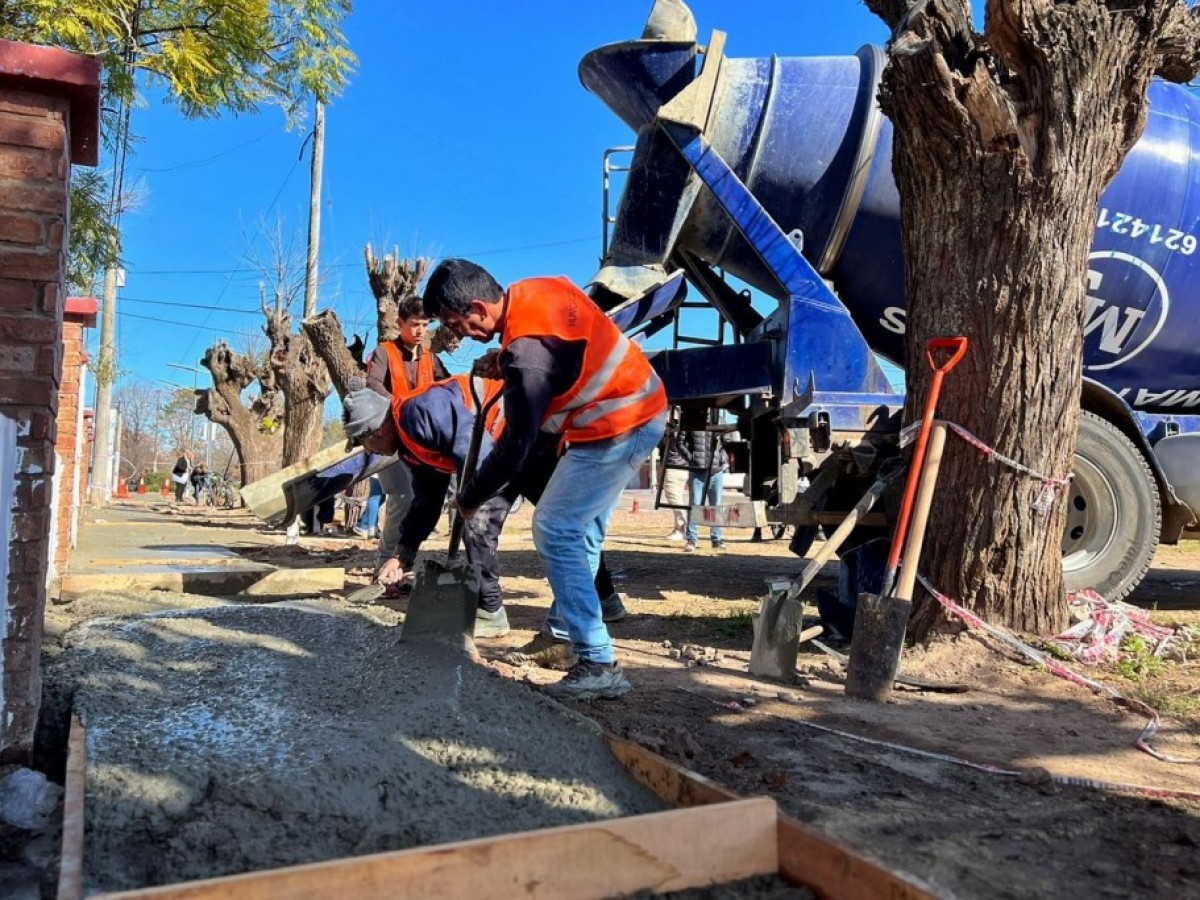 Construcción de veredas en el entorno de la Escuela 24 de Pueblo Nuevo