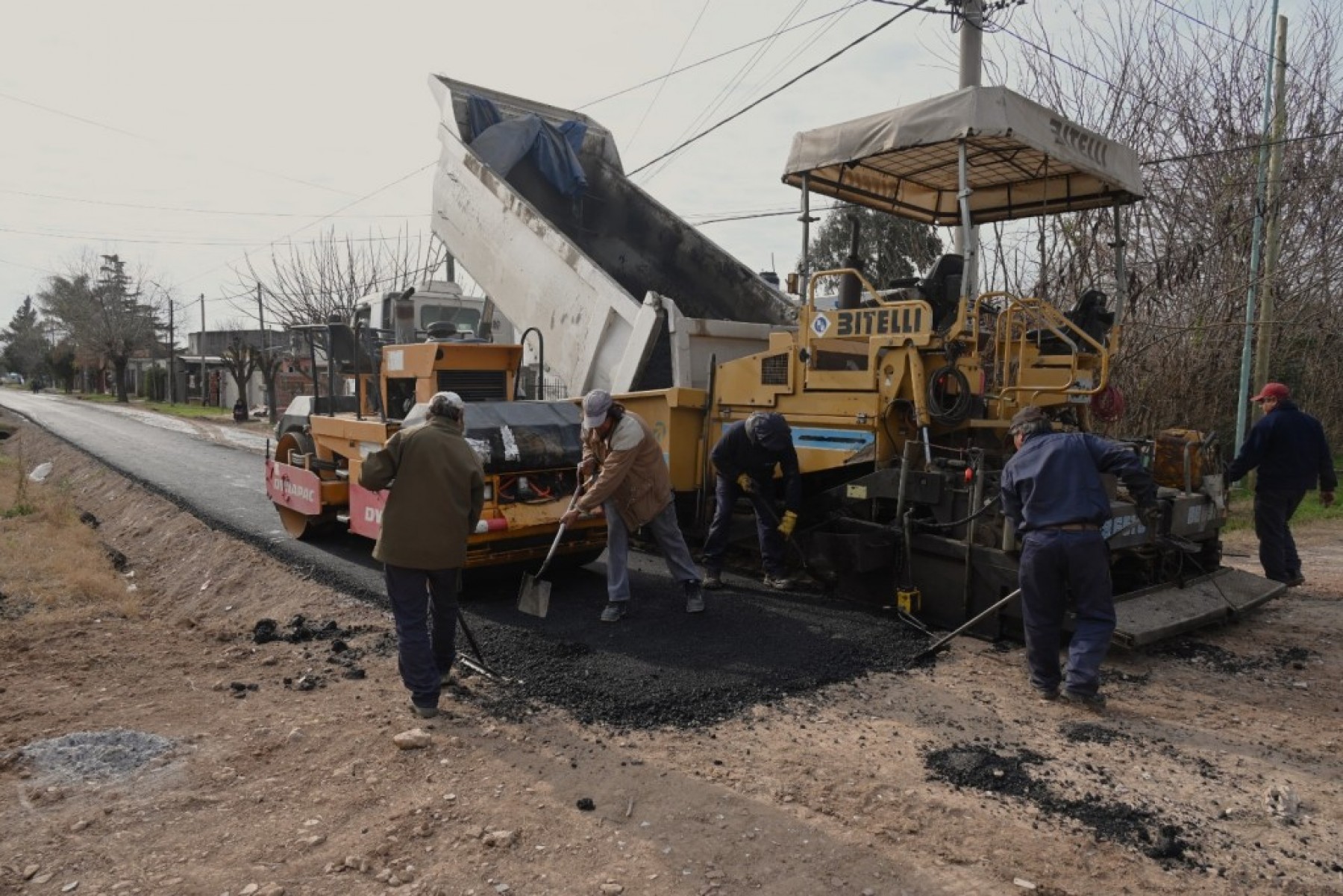 El Municipio pavimenta tres nuevas cuadras en el barrio Padre Varela