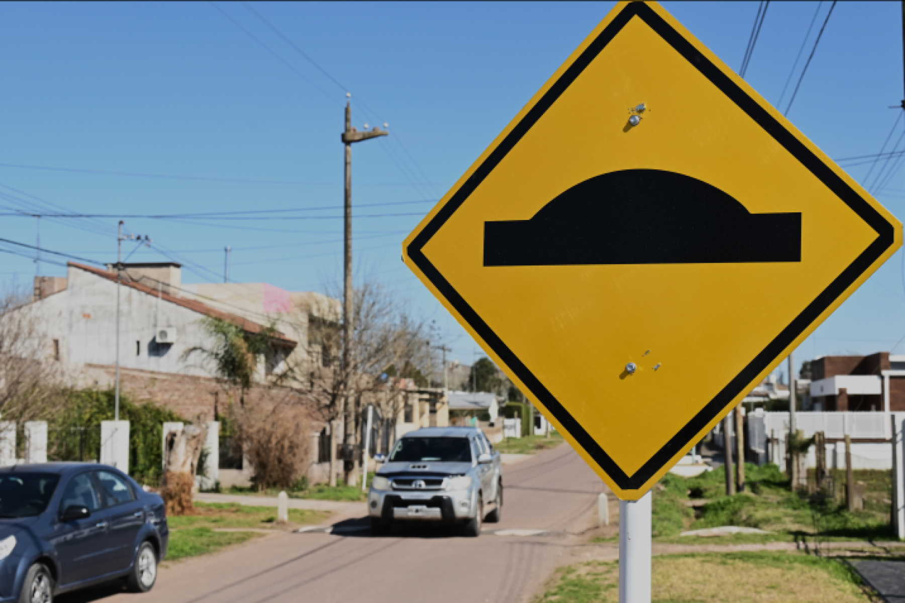 Continúan las tareas de demarcación y señalización vial en localidades