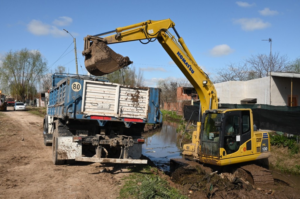 Avanzan los trabajos de limpieza y reacondicionamiento del Arroyo Lanusse