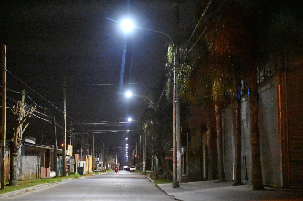 Continúa la instalación de nuevas luces LED en diferentes barrios de Luján 