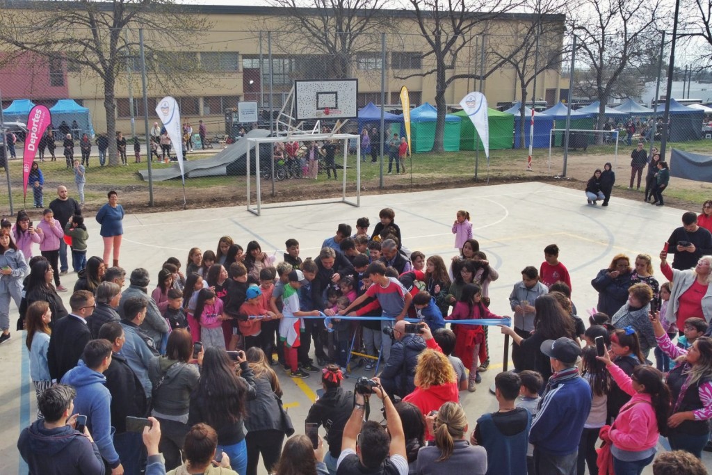 Se inauguró el nuevo playón deportivo del barrio Juan XXIII