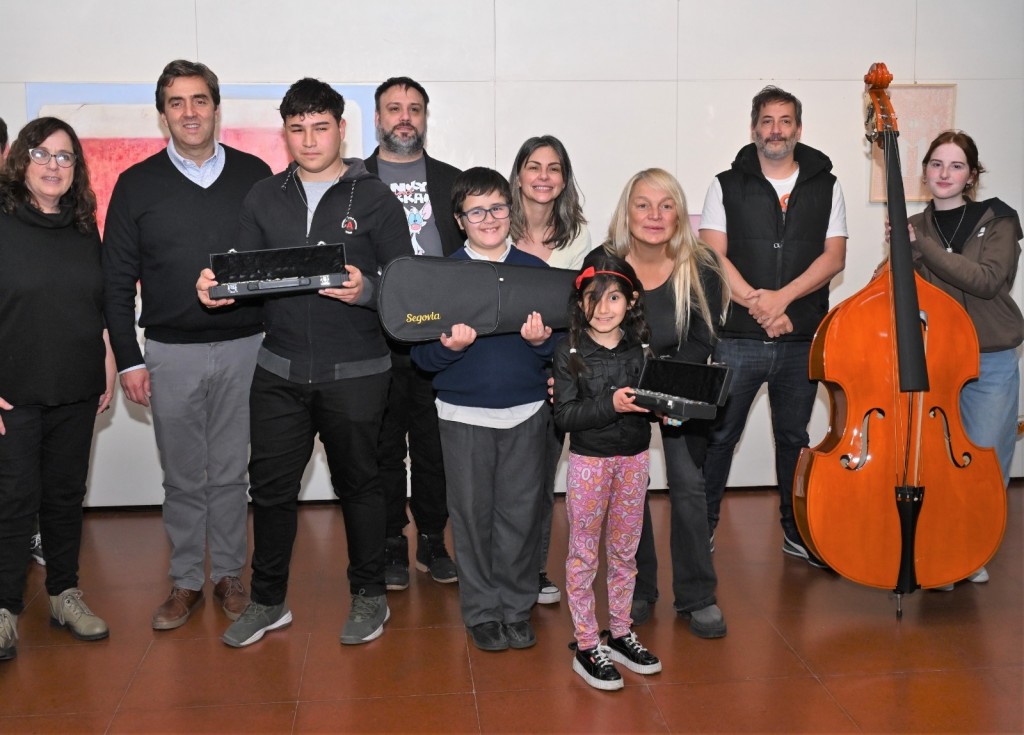 El Municipio y Fundación Banco Provincia entregaron instrumentos musicales a orquestas del distrito