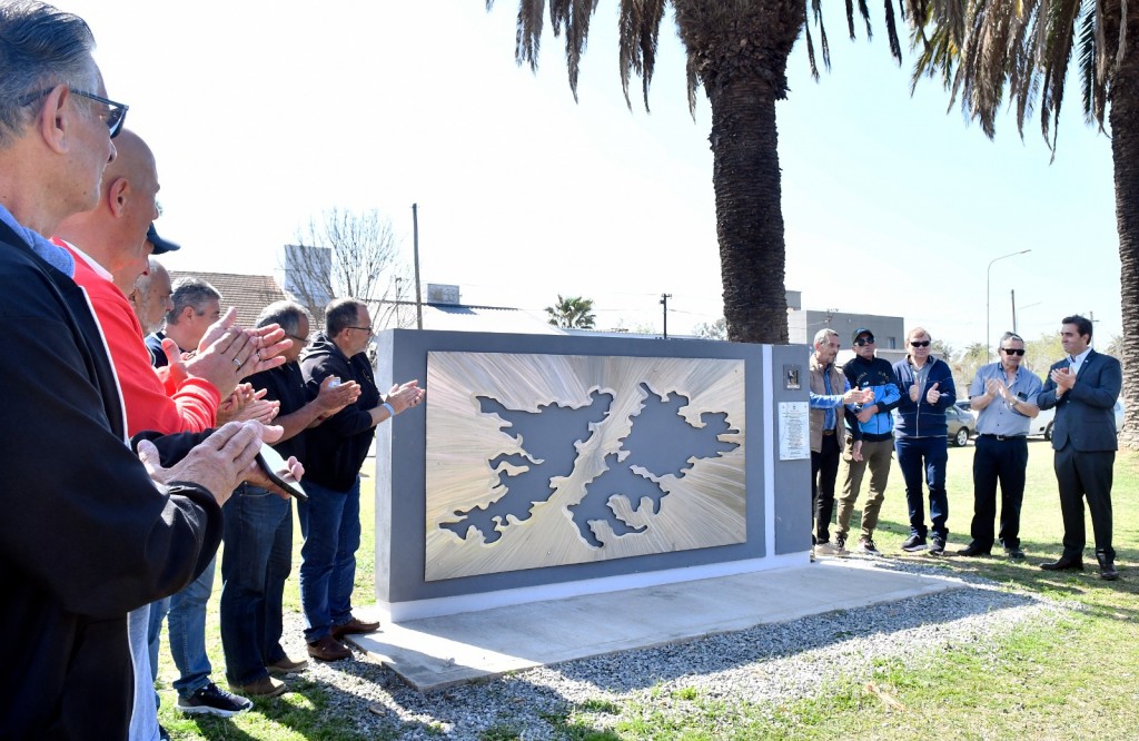 En Jáuregui se inauguró el monumento que rinde homenaje a los Veteranos de Guerra de Malvinas