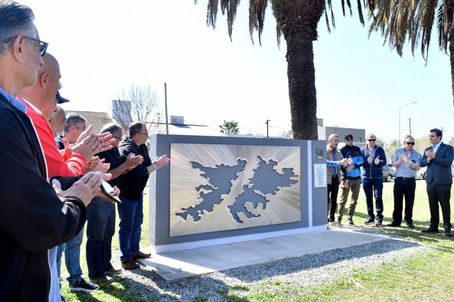 En Jáuregui se inauguró el monumento que rinde homenaje a los Veteranos de Guerra de Malvinas