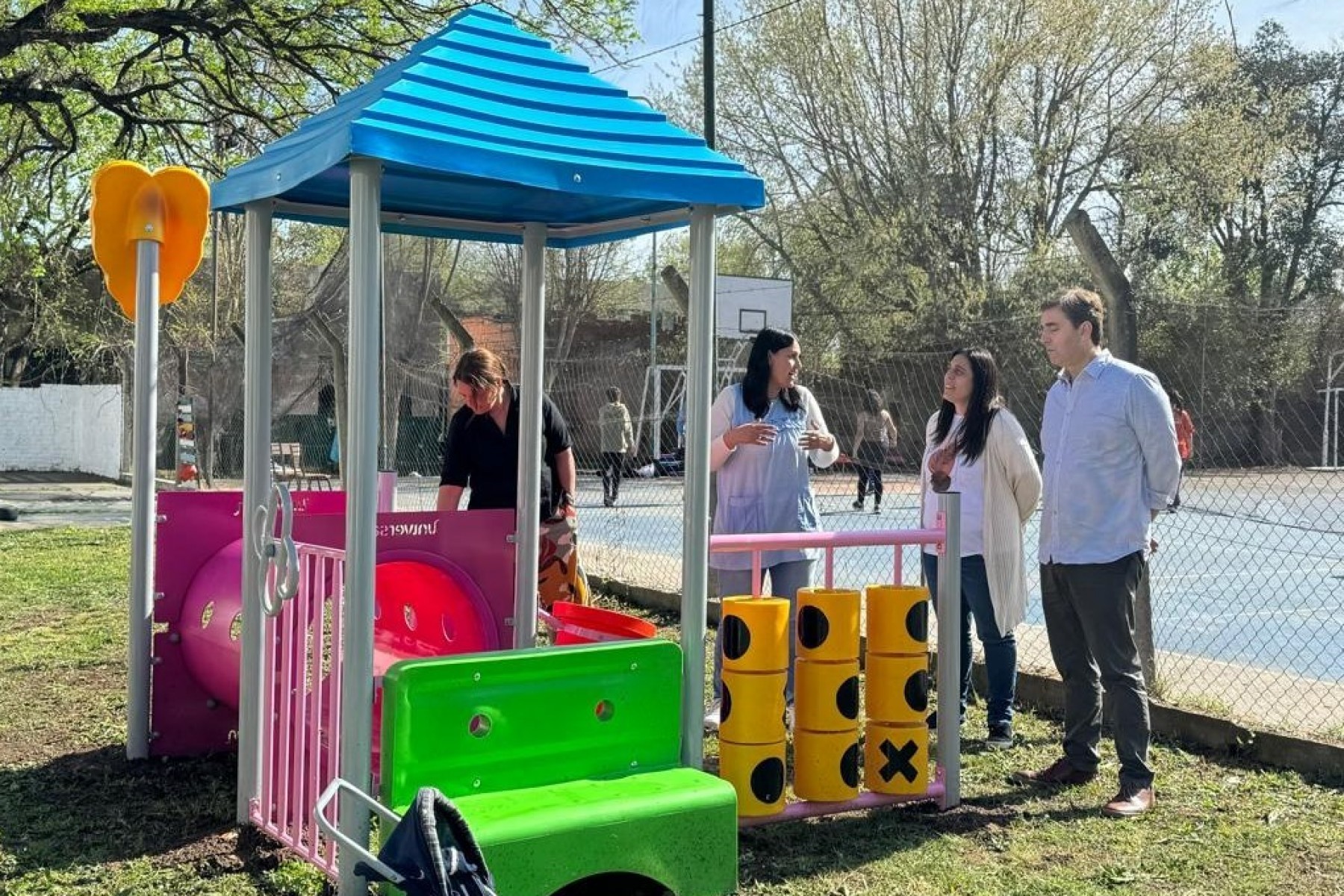 El Municipio instala juegos infantiles en jardines del distrito