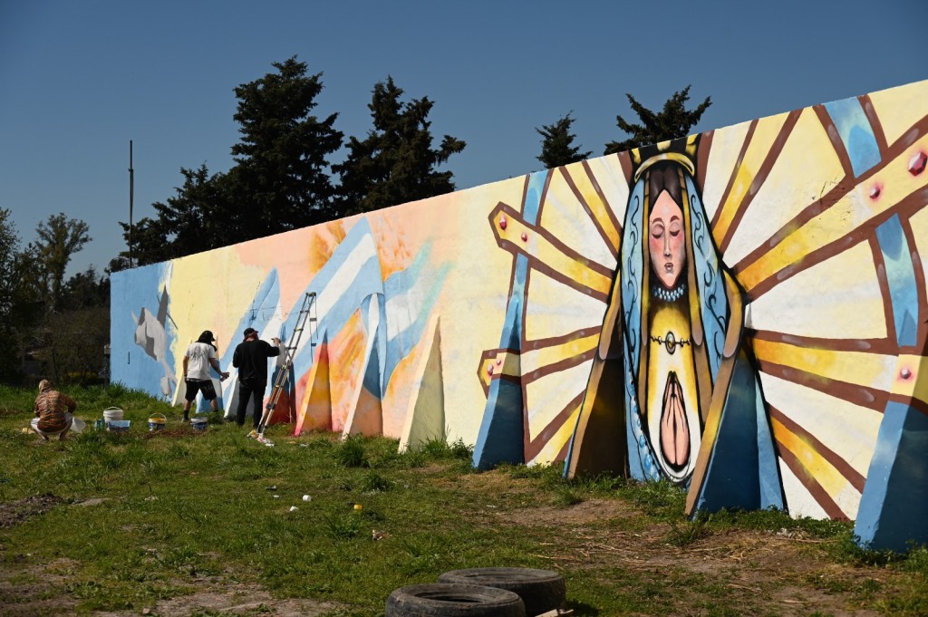 Avanza el mural en el Tiro Federal con la impronta de artistas locales