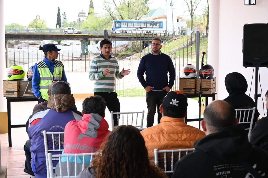 Se realizó una jornada de concientización para deliverys de motos 