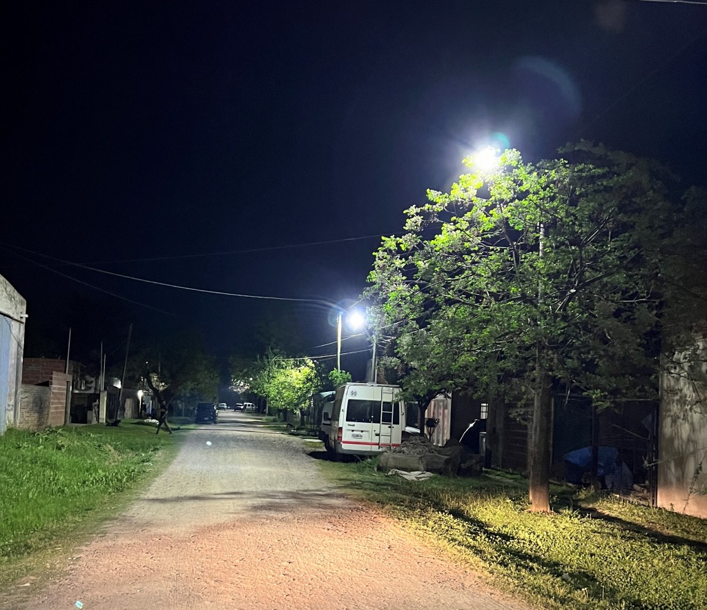 Avanza la instalación de nuevas luminarias LED en el barrio Juan XXIII