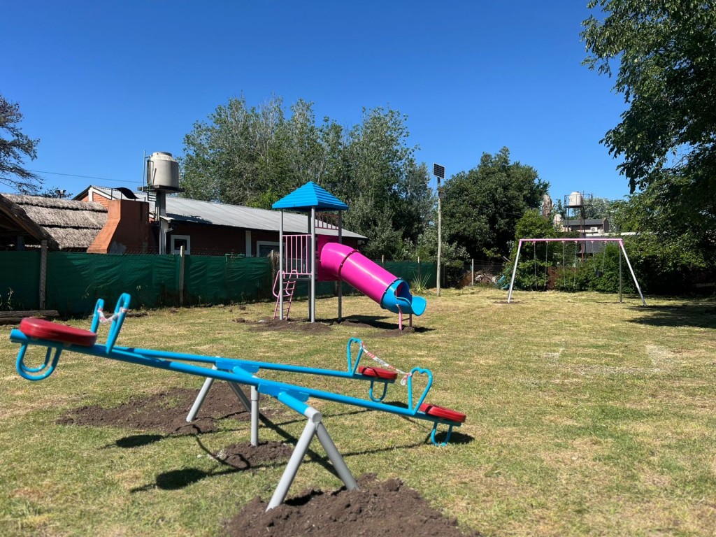 Instalación de juegos infantiles y acondicionamiento de plazas