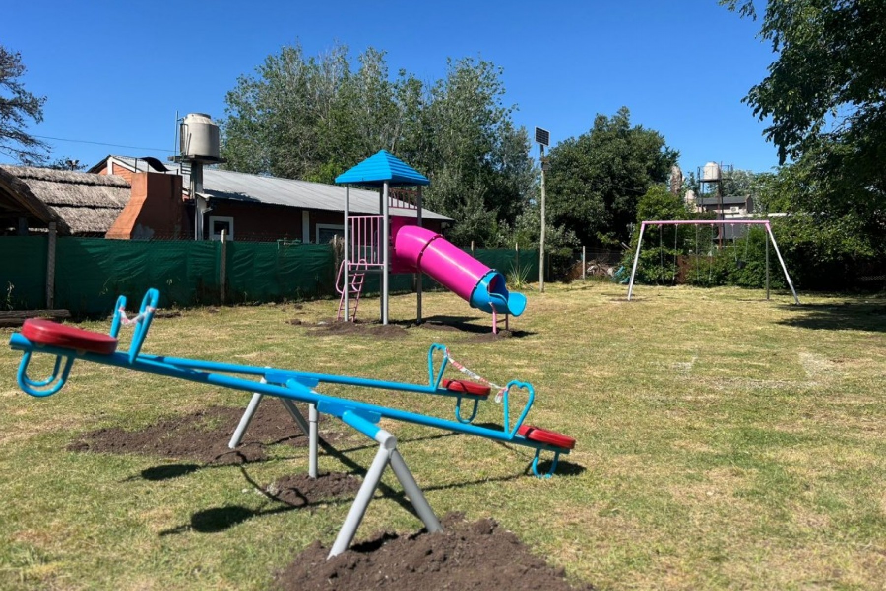 Instalación de juegos infantiles y acondicionamiento de plazas