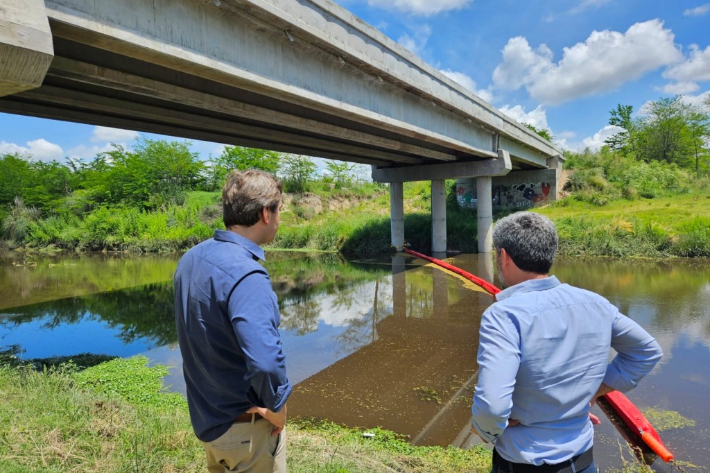 Río Luján: instalan una barrera sanitaria en Olivera para retener residuos