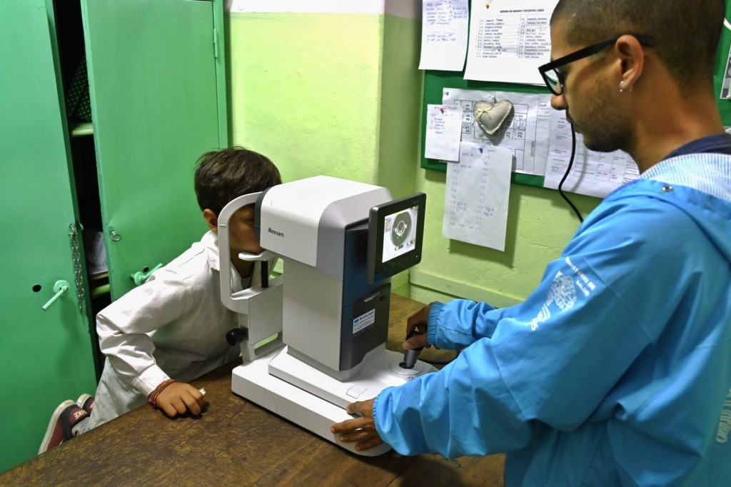 Nueva jornada de revisión oftalmológica en la Escuela Primaria N° 9 de Open Door