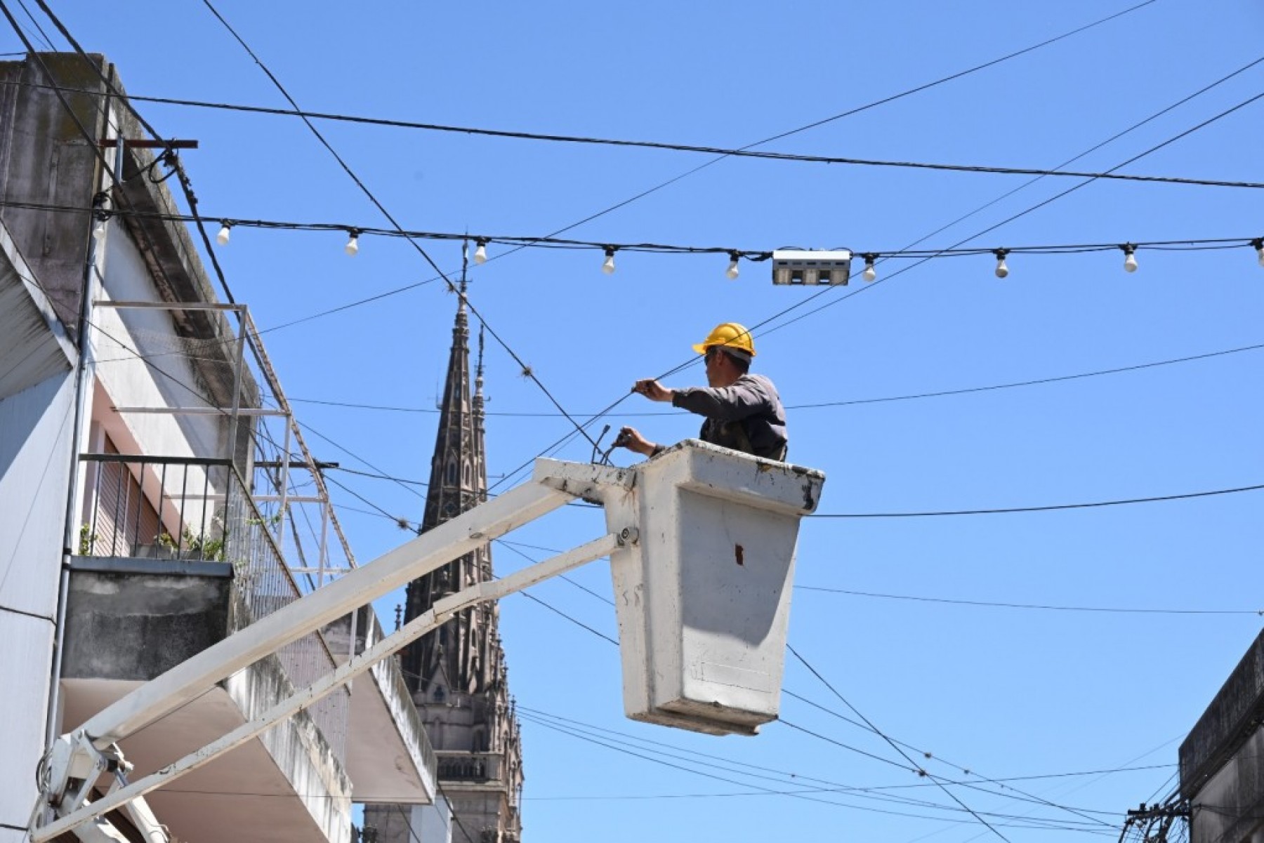 El Municipio realizó mantenimiento de guirnaldas LED en el centro de la ciudad 