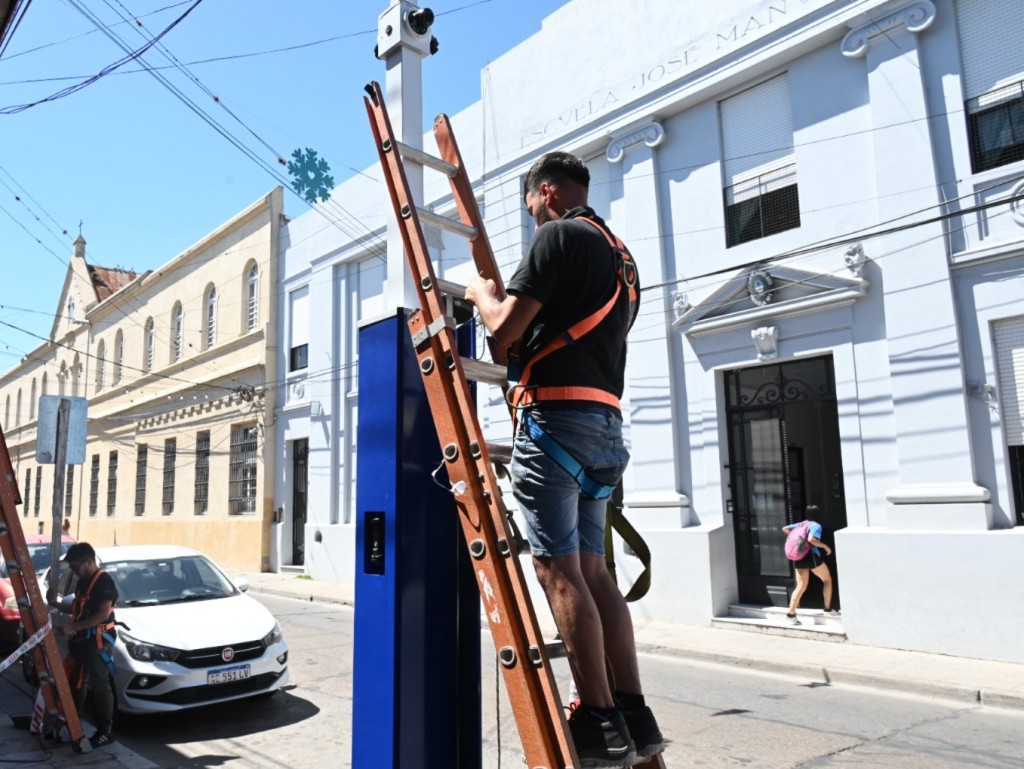 Se instalaron nuevos tótems de seguridad en escuelas y el Polideportivo Municipal